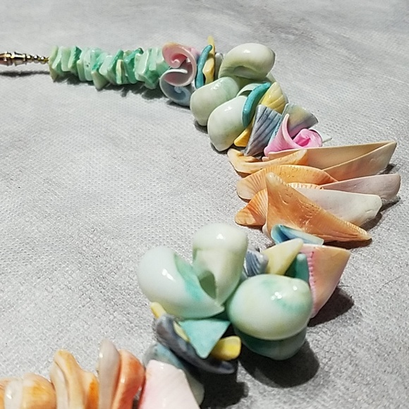 Festive Shell Necklace - Picture 4 of 6